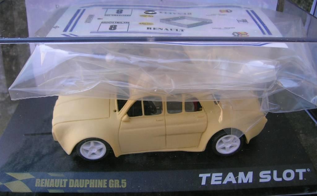 RENAULT DAUPHINE Gr. 5 KIT COMPLET (peinte en bleue + décals 40104